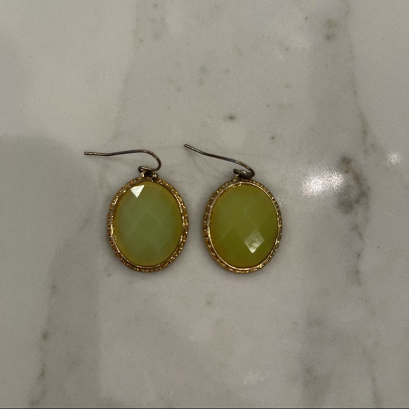 Jewelry - NWOT Green & gold oval drop earrings